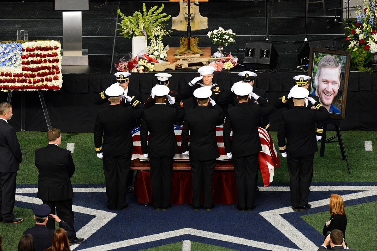 크리스 카일의 장례식 뉴욕 타임즈.jpg