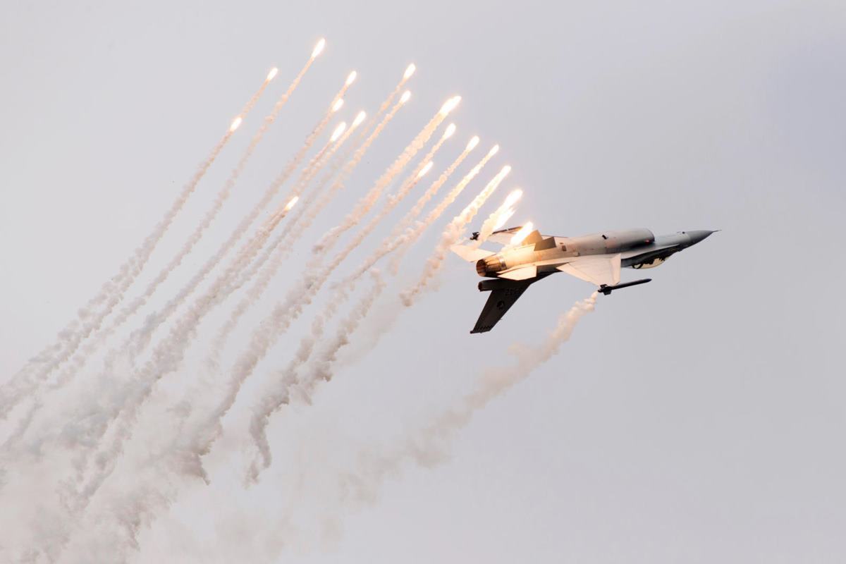 플레어를 터뜨리는 F-16 전투기 사진 출처 = 'DavianArt'.jpg