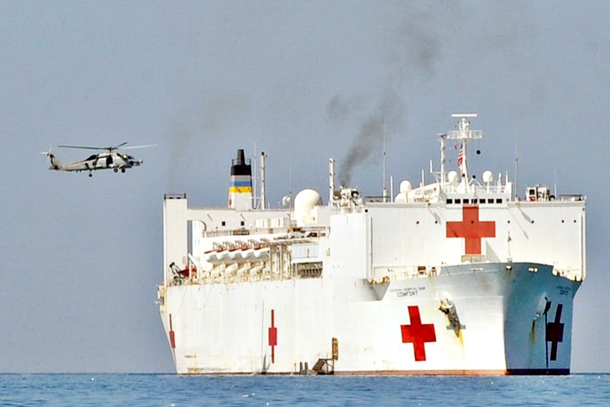 헬기로 환자를 수송하는 머시급 병원선 Forbes.jpg