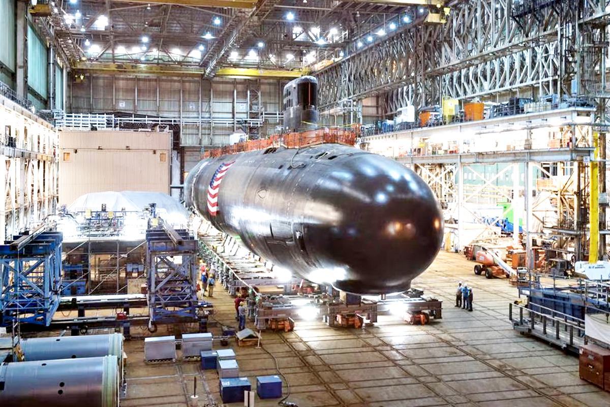 제작 중인 버지니아급 잠수함 Defense News.jpg