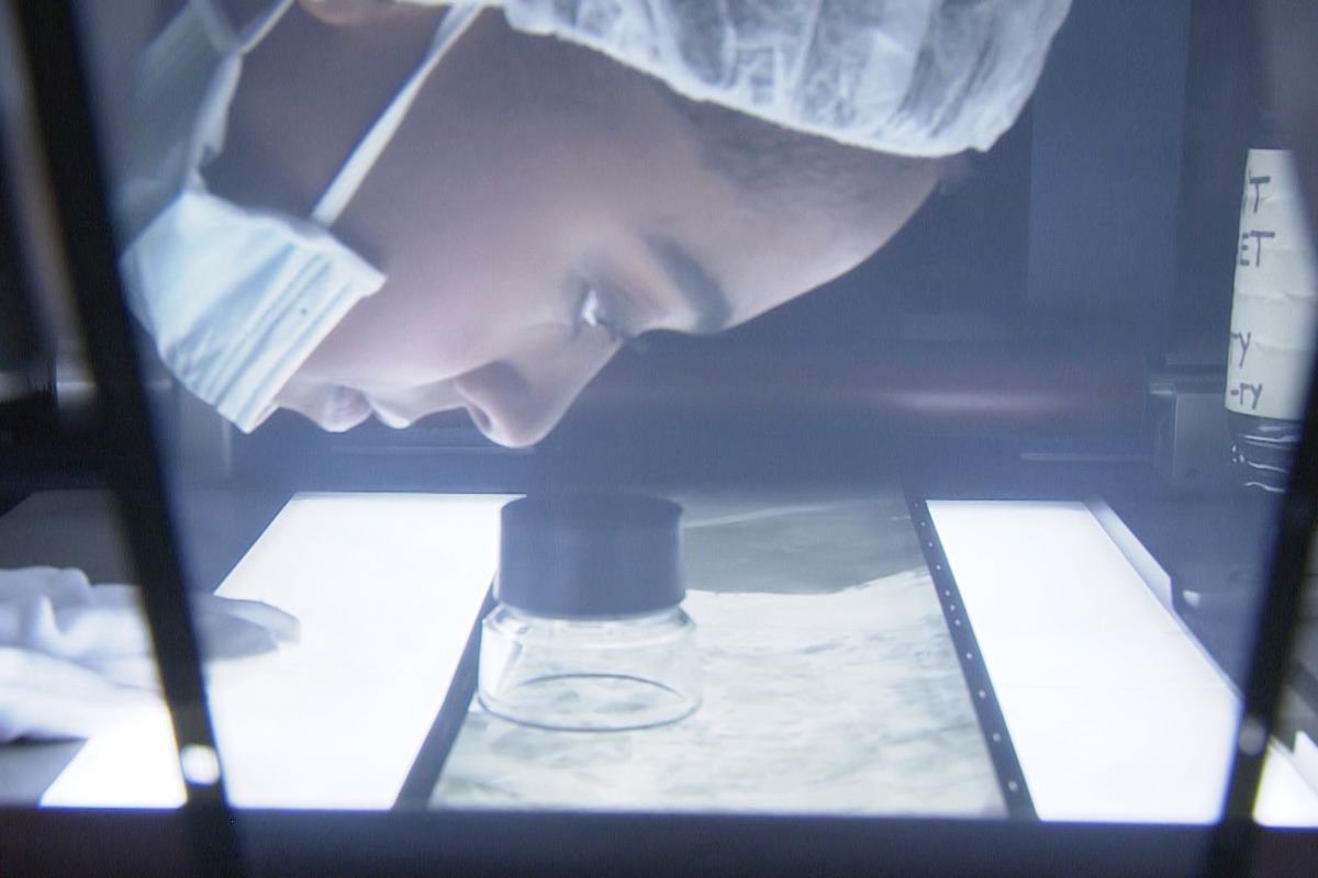 U-2의 하단창을 통해 지상을 관측하는 군인.jpg