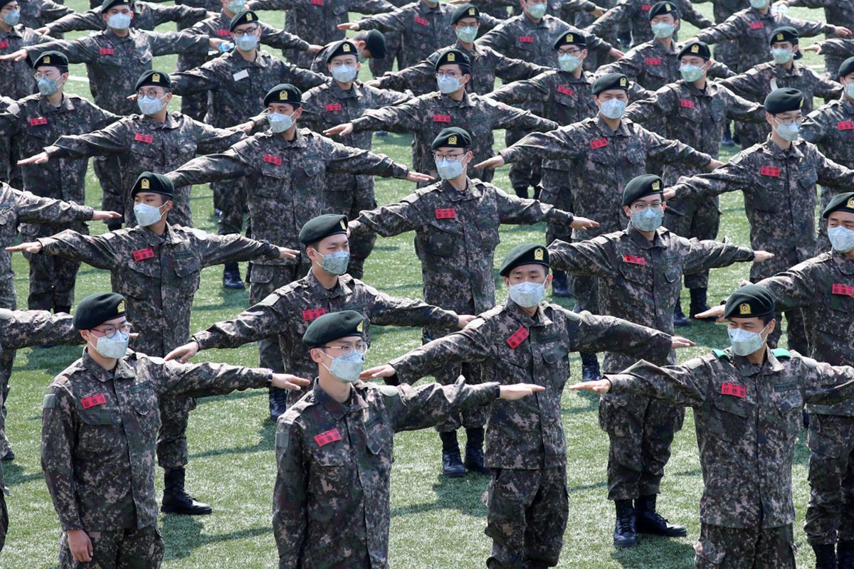 훈련 중인 훈련병들.jpg