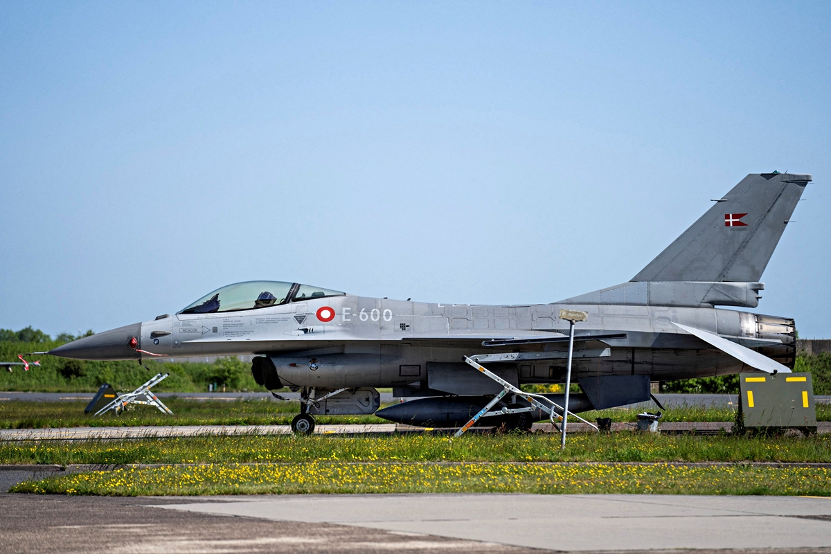 덴마크-F-16-3.jpg