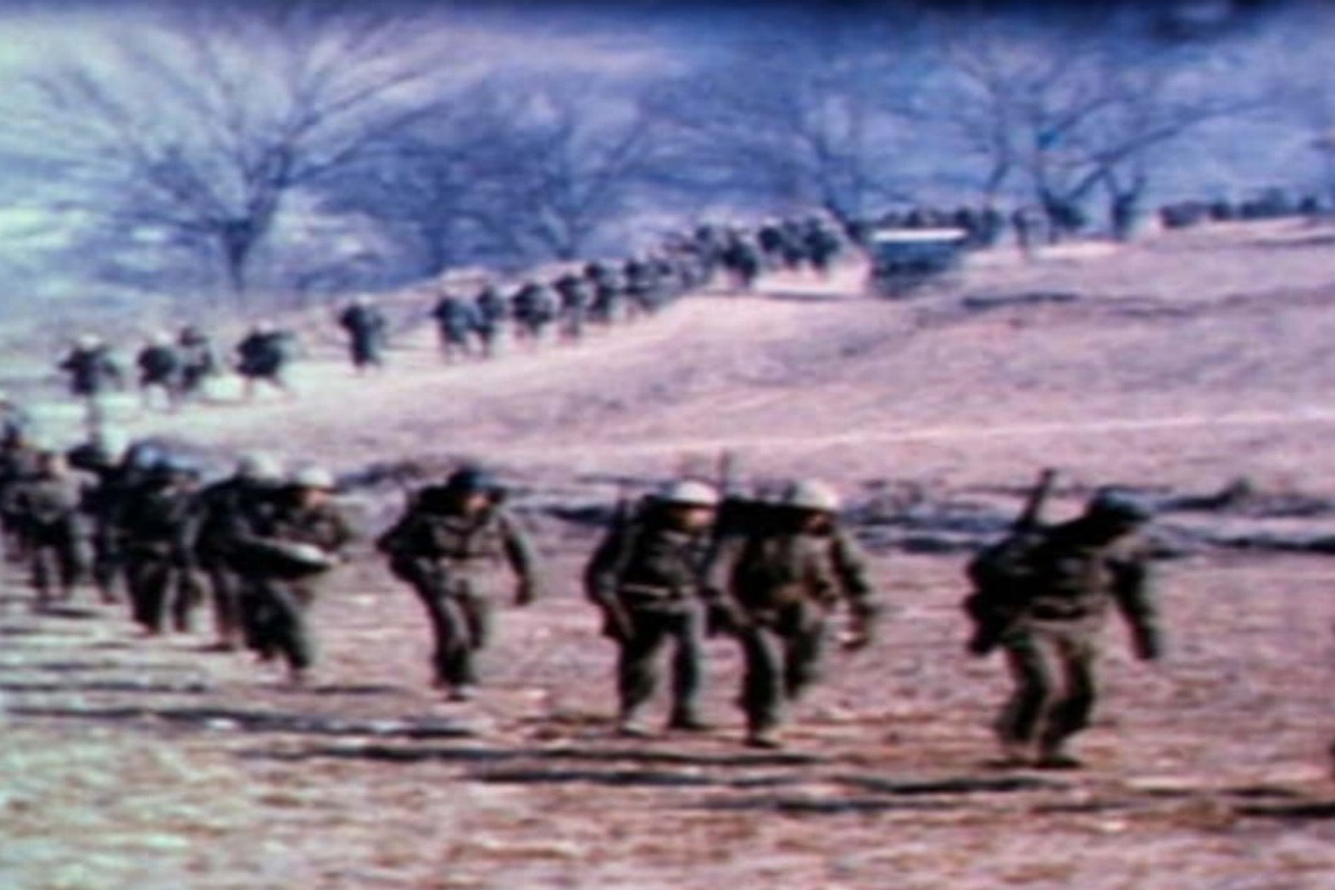 장진호로 이동 중인 미해병대.jpg