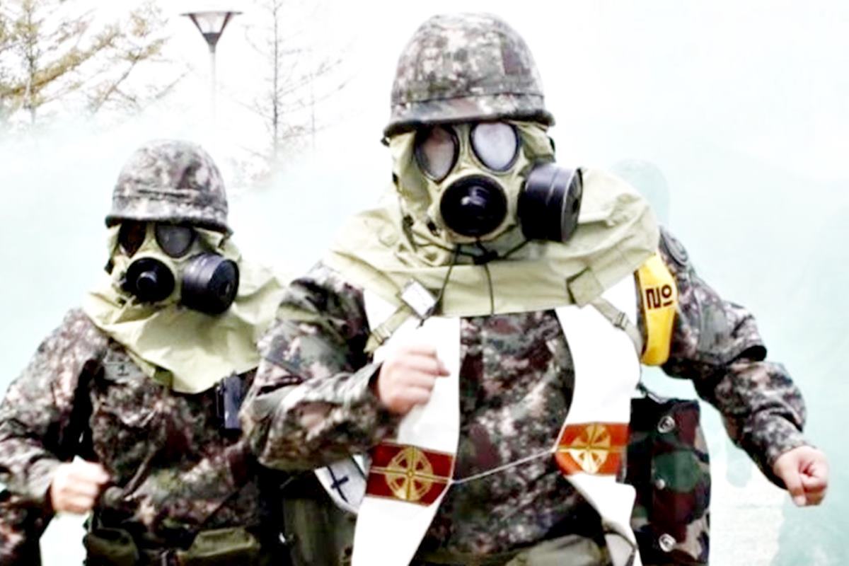 훈련을 받는 군종 신부.jpg