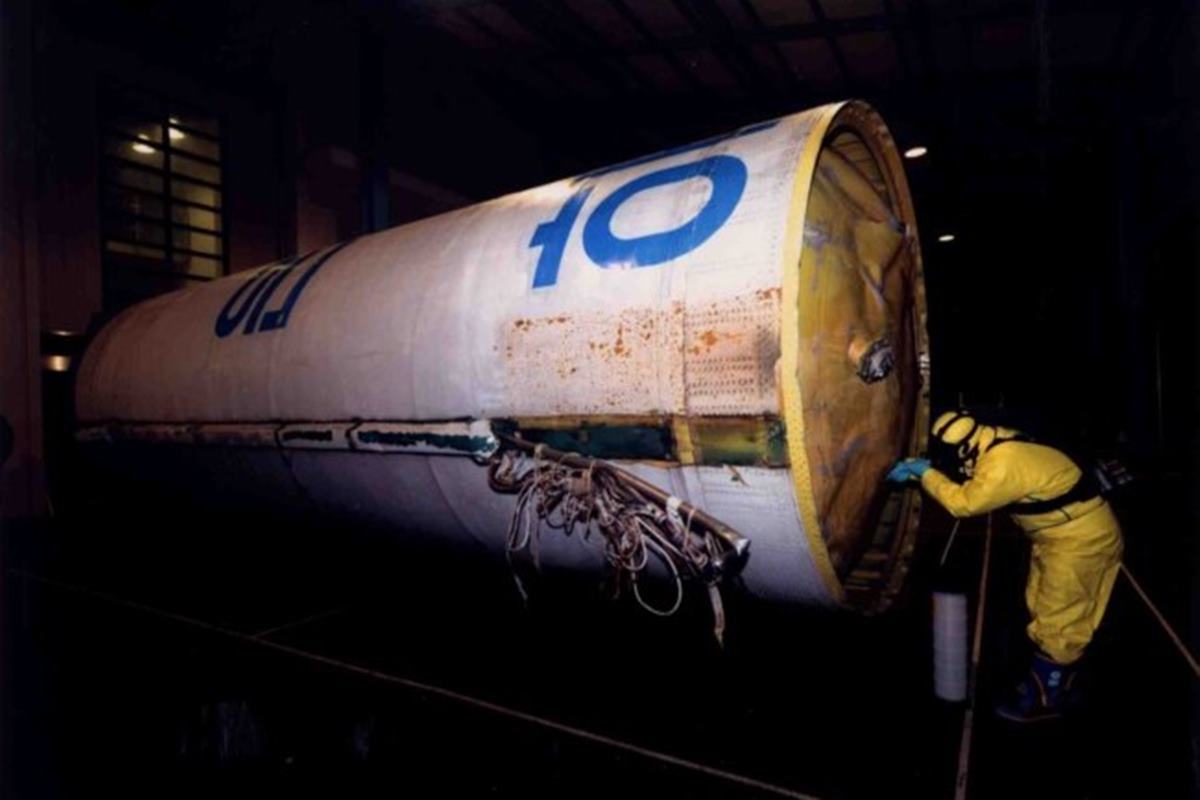 잔해를 조사 중인 국방부 관계자들 한국 국방부.jpg