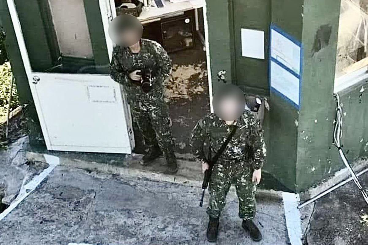 최근 대만군을 대놓고 감시하는 중국 드론.jpg