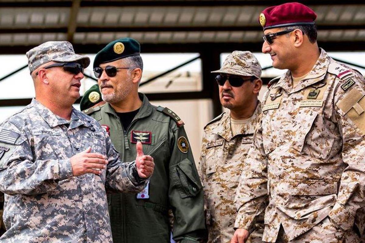 미군과 사우디아라비아군 장성들 연변일보.jpg
