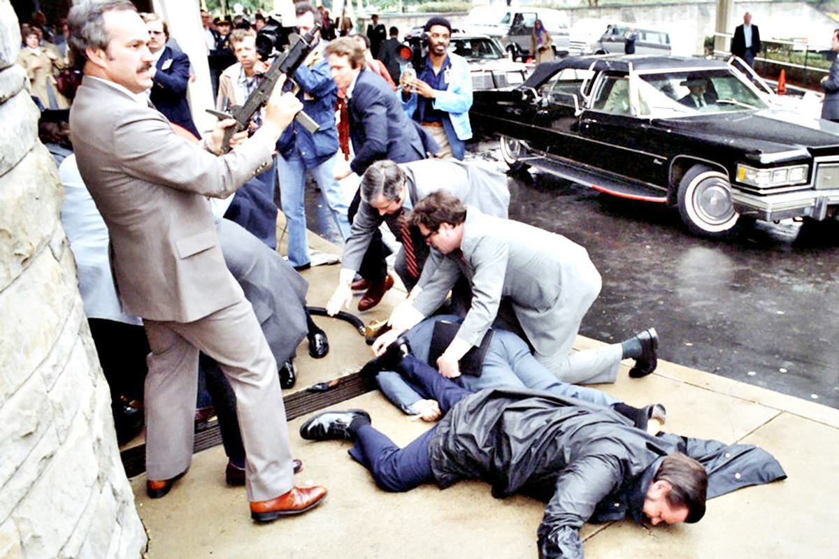 레이건 암살 미수 당시 우지를 사용하는 미국의 시크릿서비스.jpg