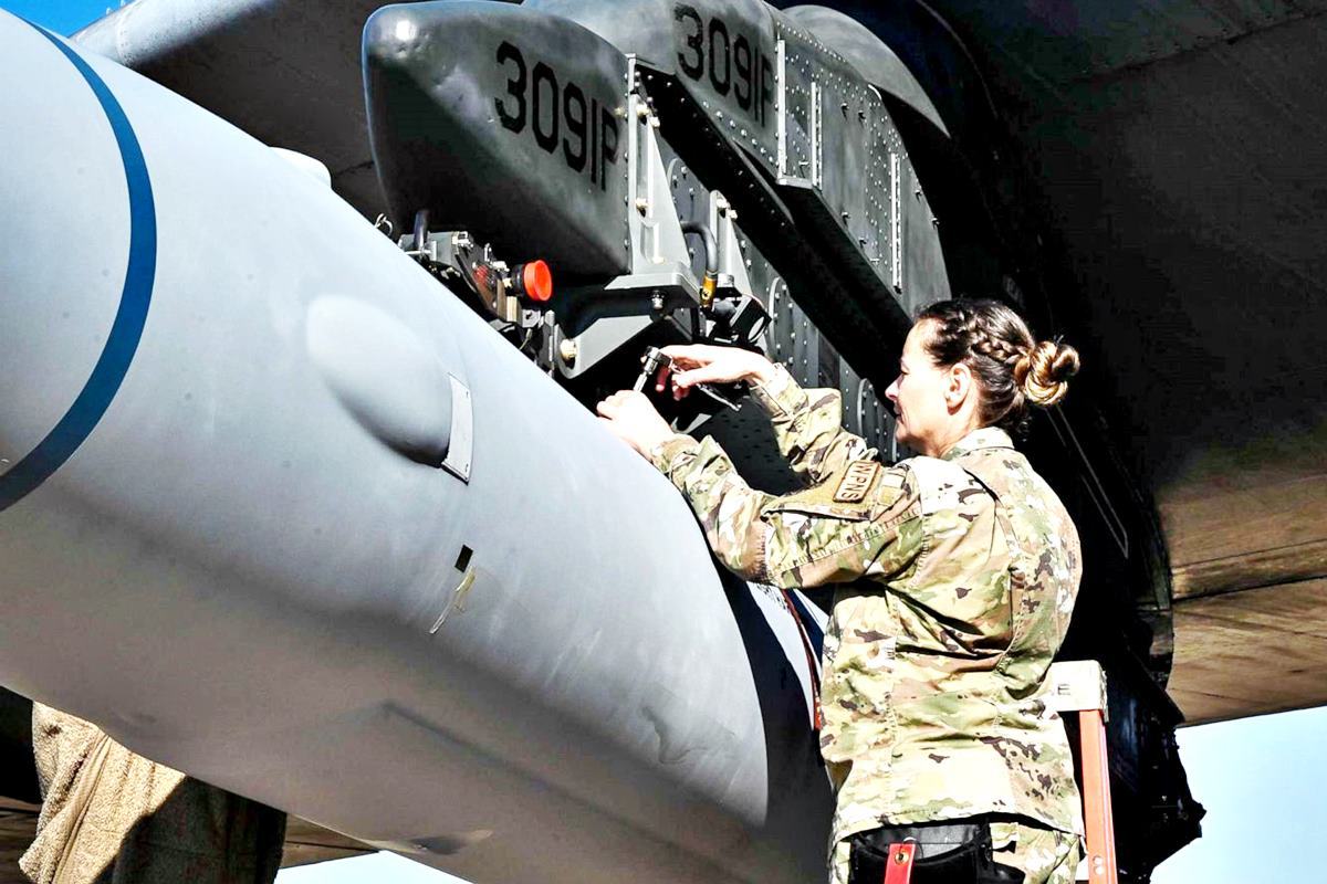 정비 중인 극초음속 미사일 애로우 ABC NEWS.jpg