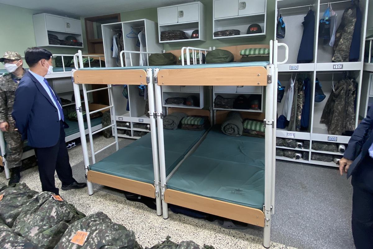 육군 생활관을 방문한 윤석열 대통령.jpg