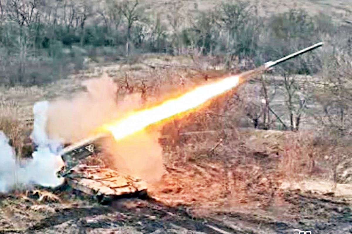 발사되는 로켓 Twitter.jpg