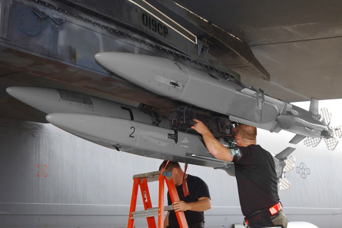 전투기에 장착 중인 MALD 미사일 사진 출처 = 'Defence 24'.jpg