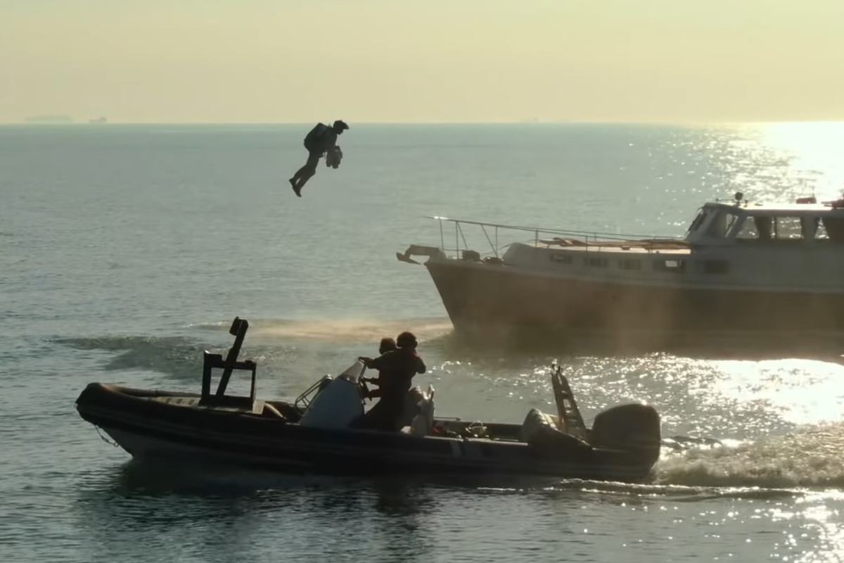 고무보트에서 선박으로 이동하는 대원 Gravity Industries.jpg