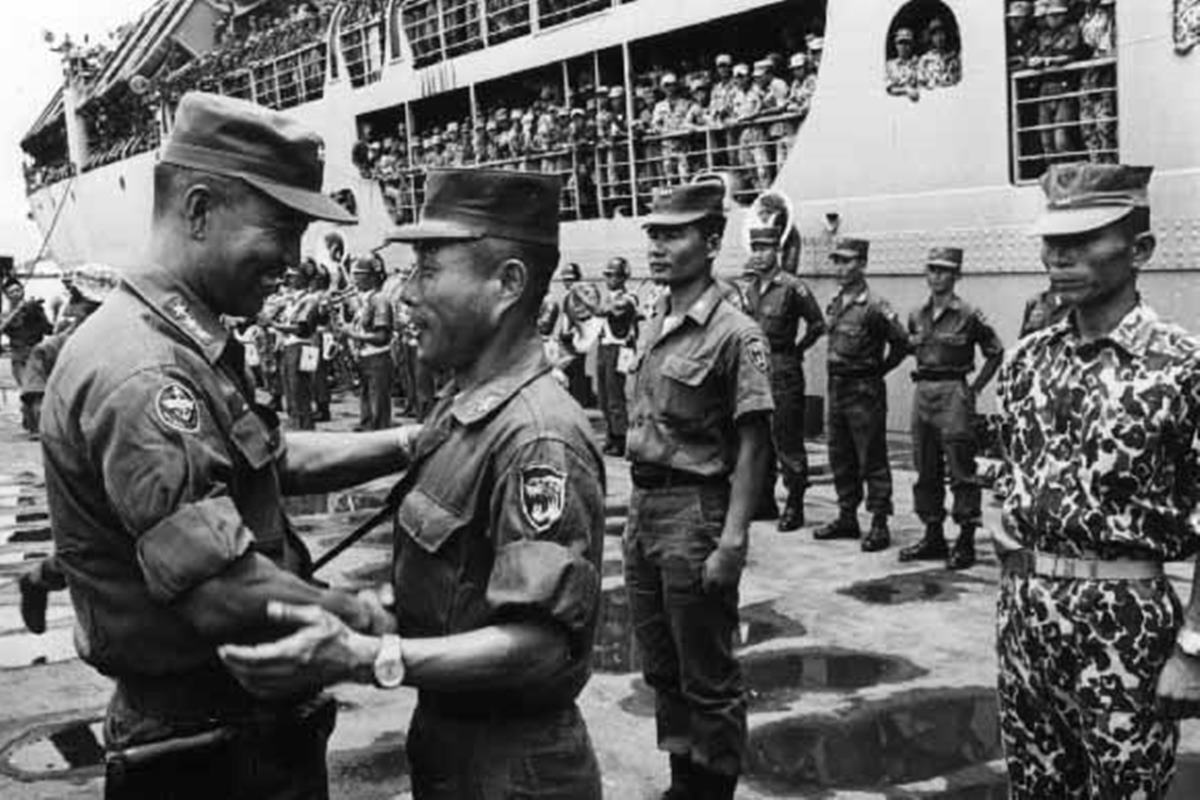 맹호 청룡 부대를 격려하는 박정희 대통령과 사령관.jpg