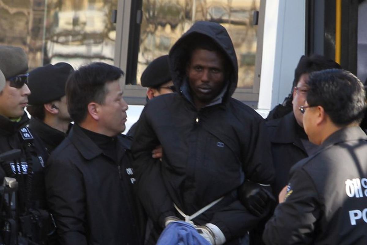 국내로 이송된 해적들.jpg