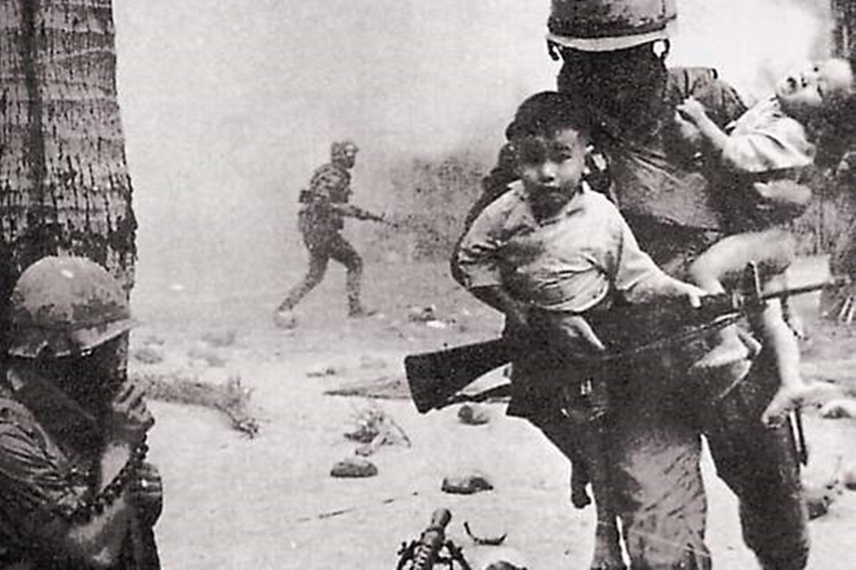 격렬한 전장에서도 아이를 구하는 백마부대 장병.jpg