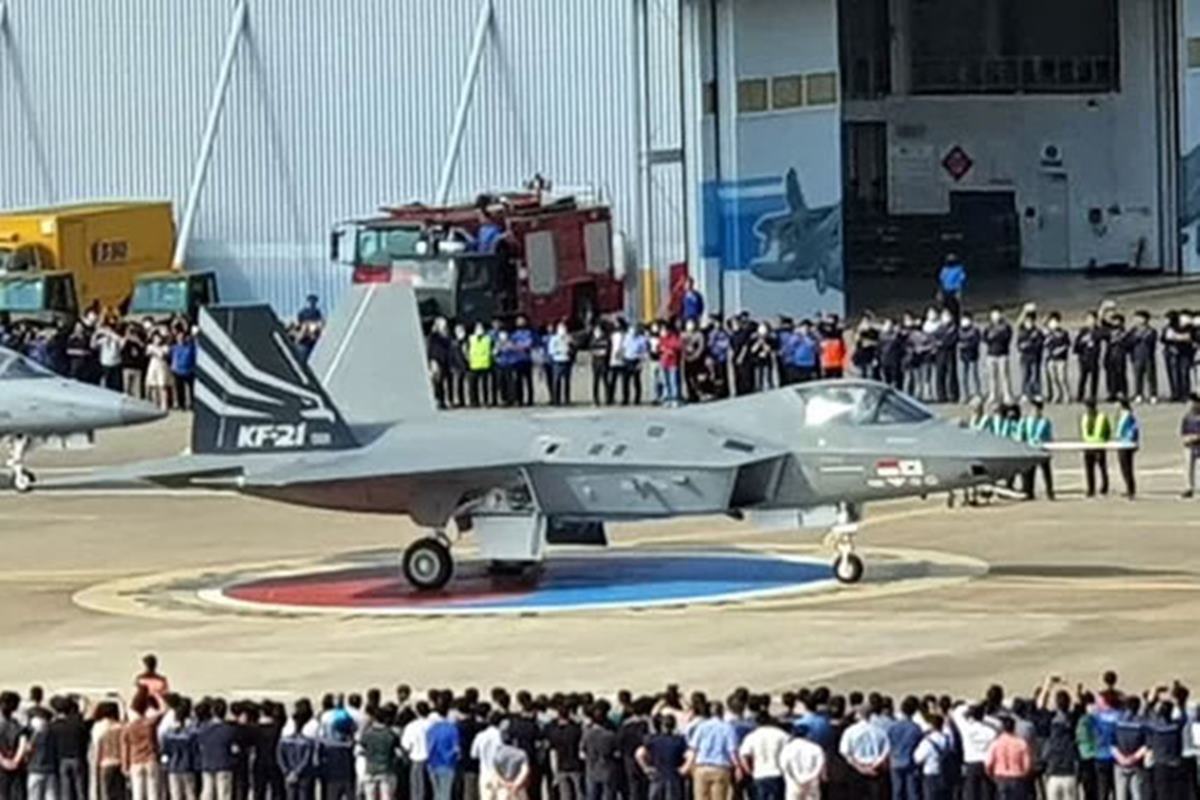 KF-21 초도비행을 축하하는 KAI 임직원들.jpg