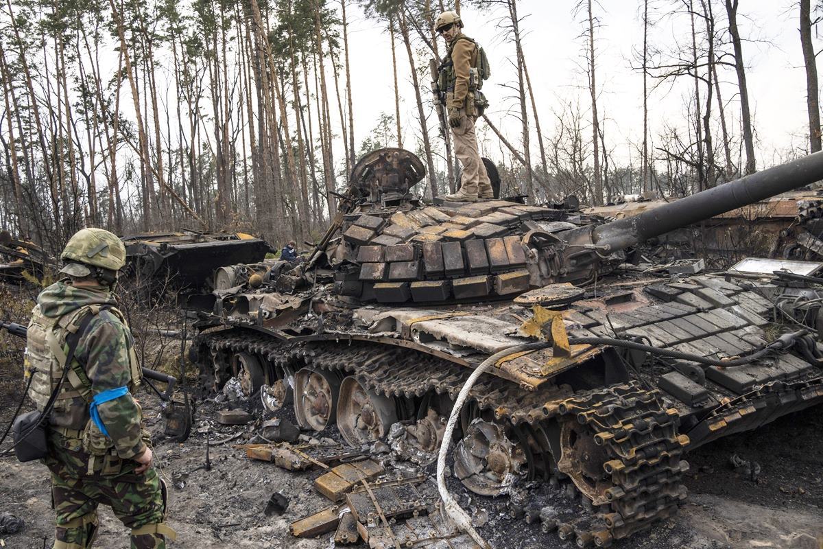 러시아 전차를 파괴한 우크라이나 군 사진 출처 = 'Courthouse News Service'.jpg