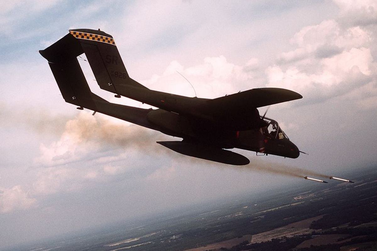 로켓까지 장착이 가능했던 OV-10 브롱코.jpg