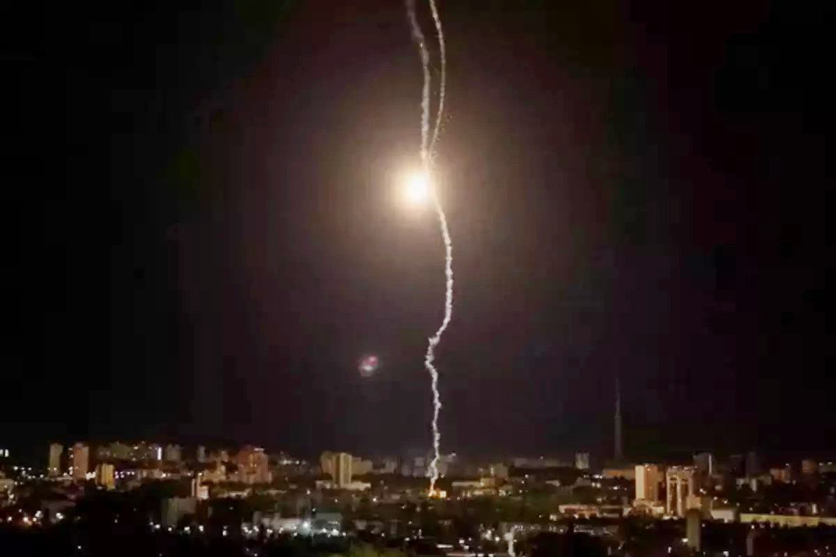 격추되는 러시아의 킨잘 극초음속미사일 사진 출처 = 'The Economic Times'.jpg