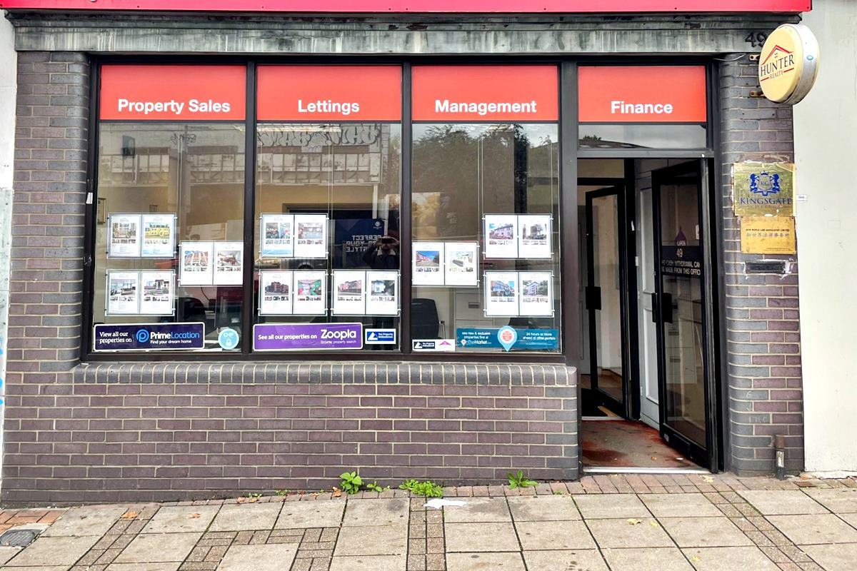 중국 해외 경찰서로 운영된 부동산 중개업소 VICE.jpg