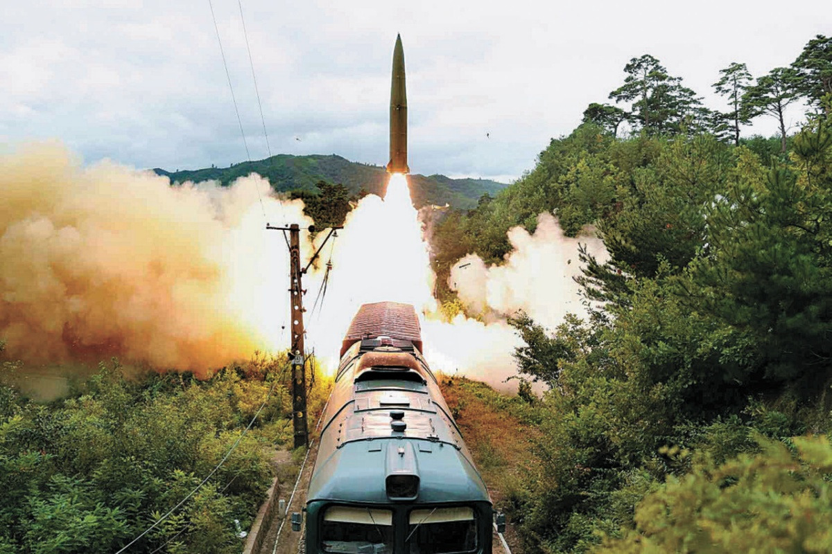 열차로 미사일을 발사하는 북한.jpg