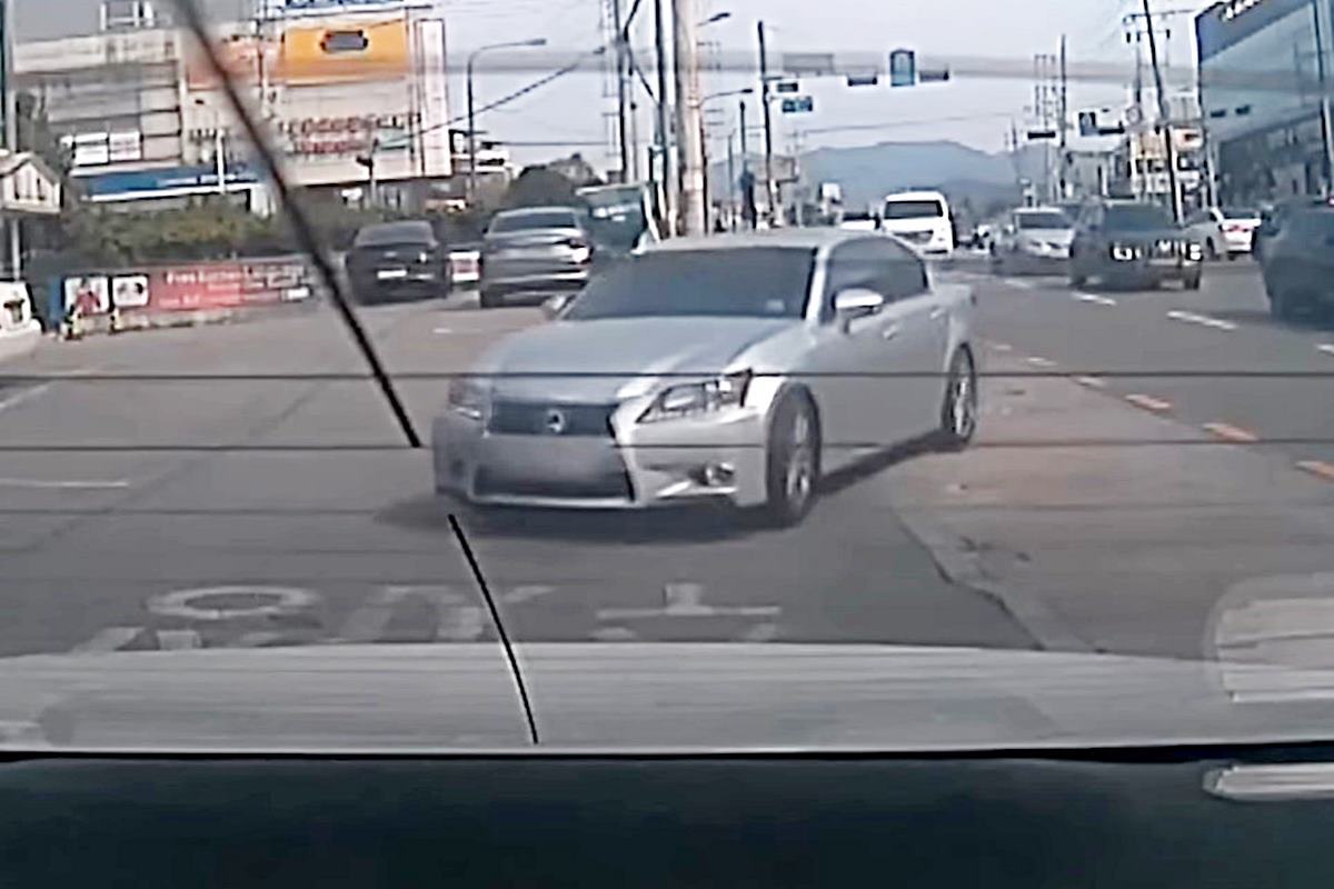 제보자 뒤에 주차하는 렉서스 차량 사진 출처 = 유튜브 채널 '한문철TV''.jpg