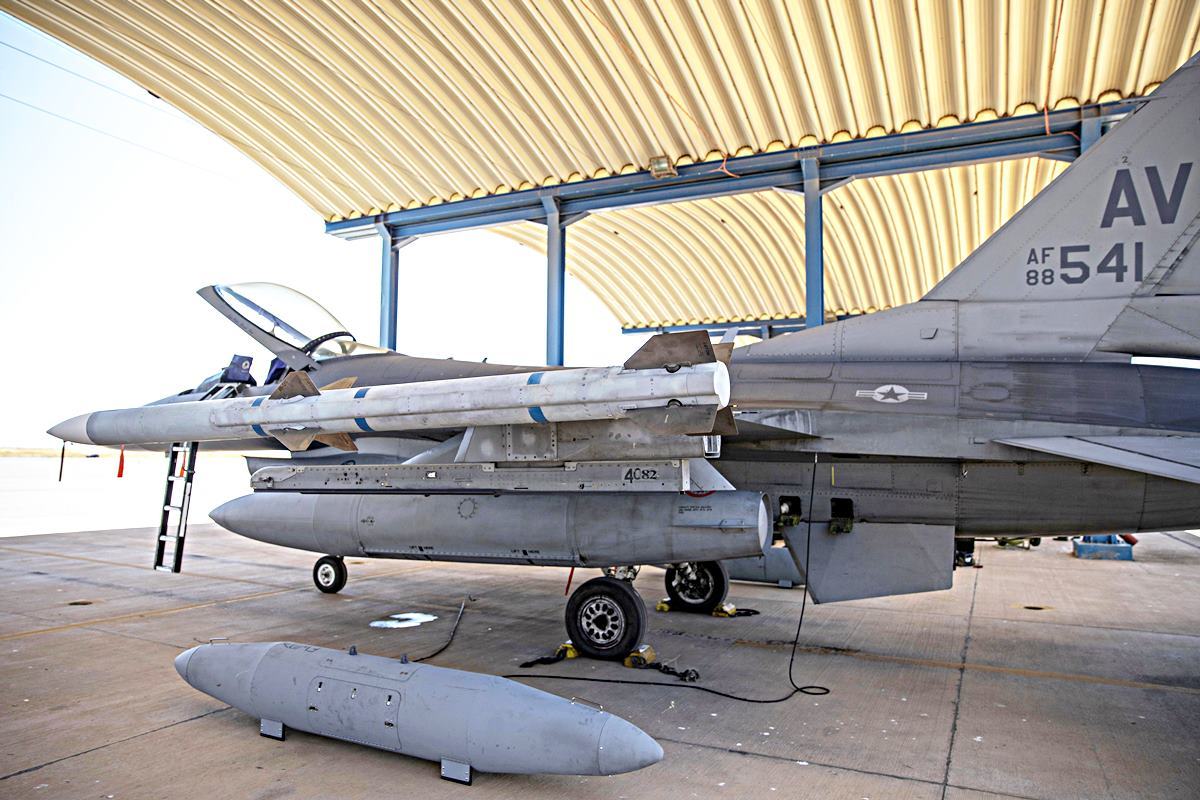 F-16 전투기 사진 출처 = 'Politico'.jpg