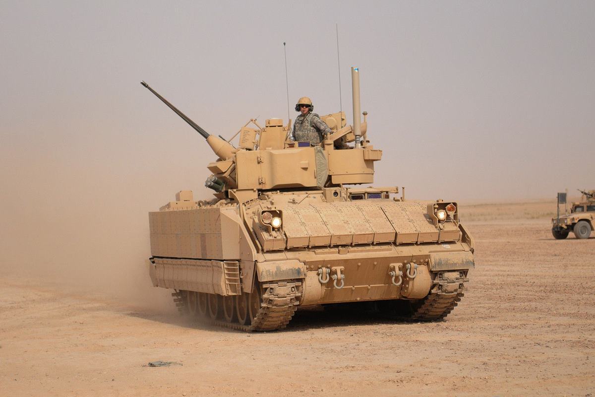 유인으로 조종되는 브래들리 장갑차 미 육군.jpg