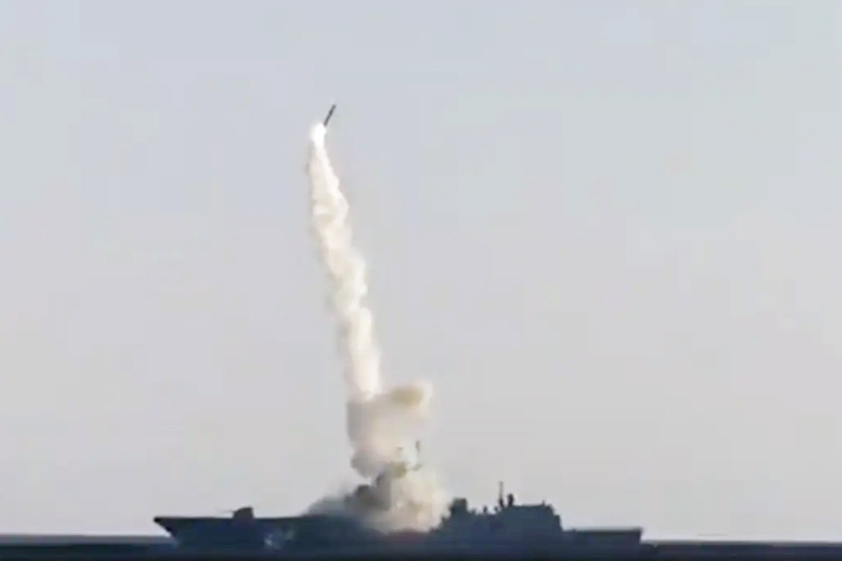 지르콘 미사일을 발사하는 고르쉬코프급 호위함.jpg