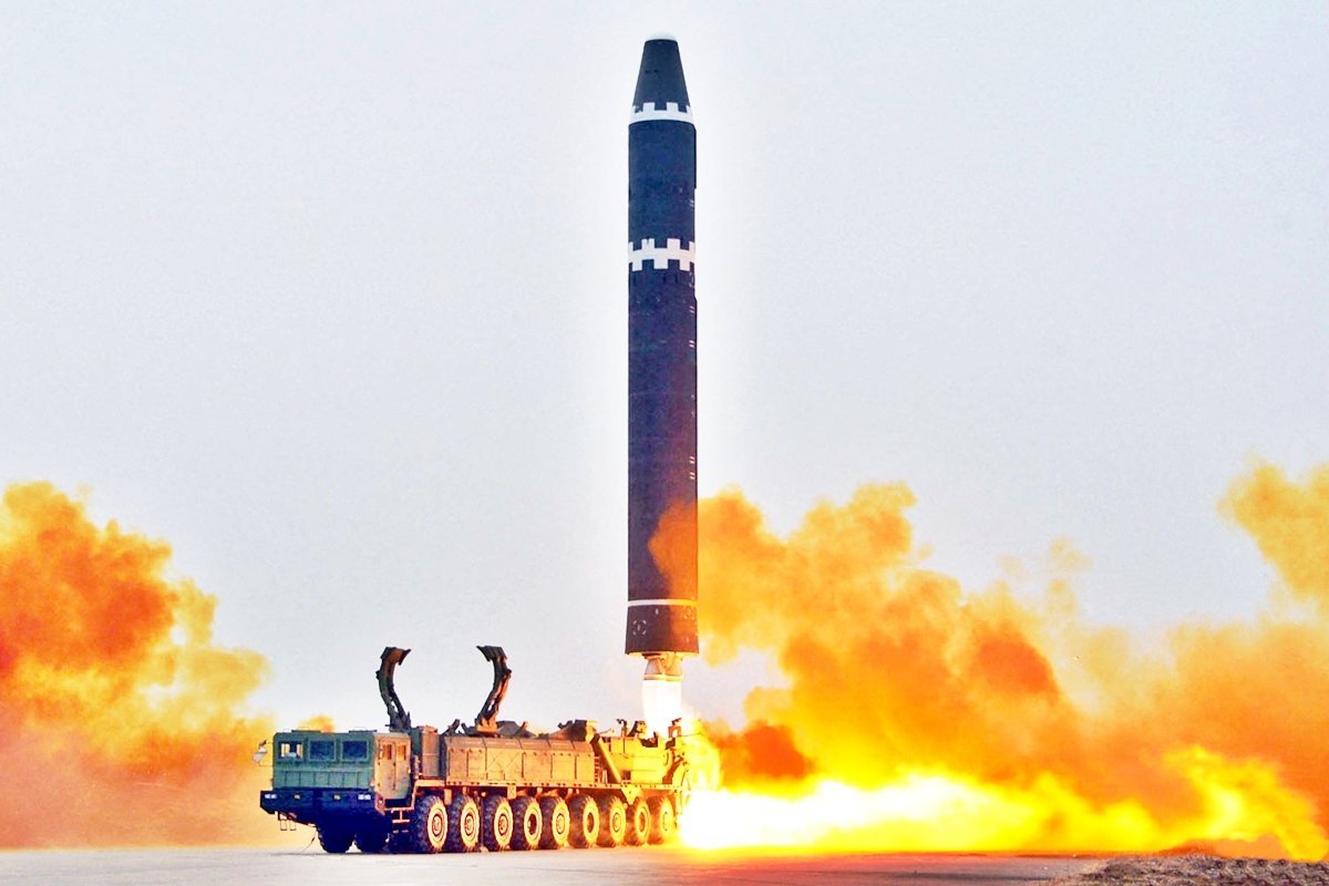 북한 탄도미사일.jpg