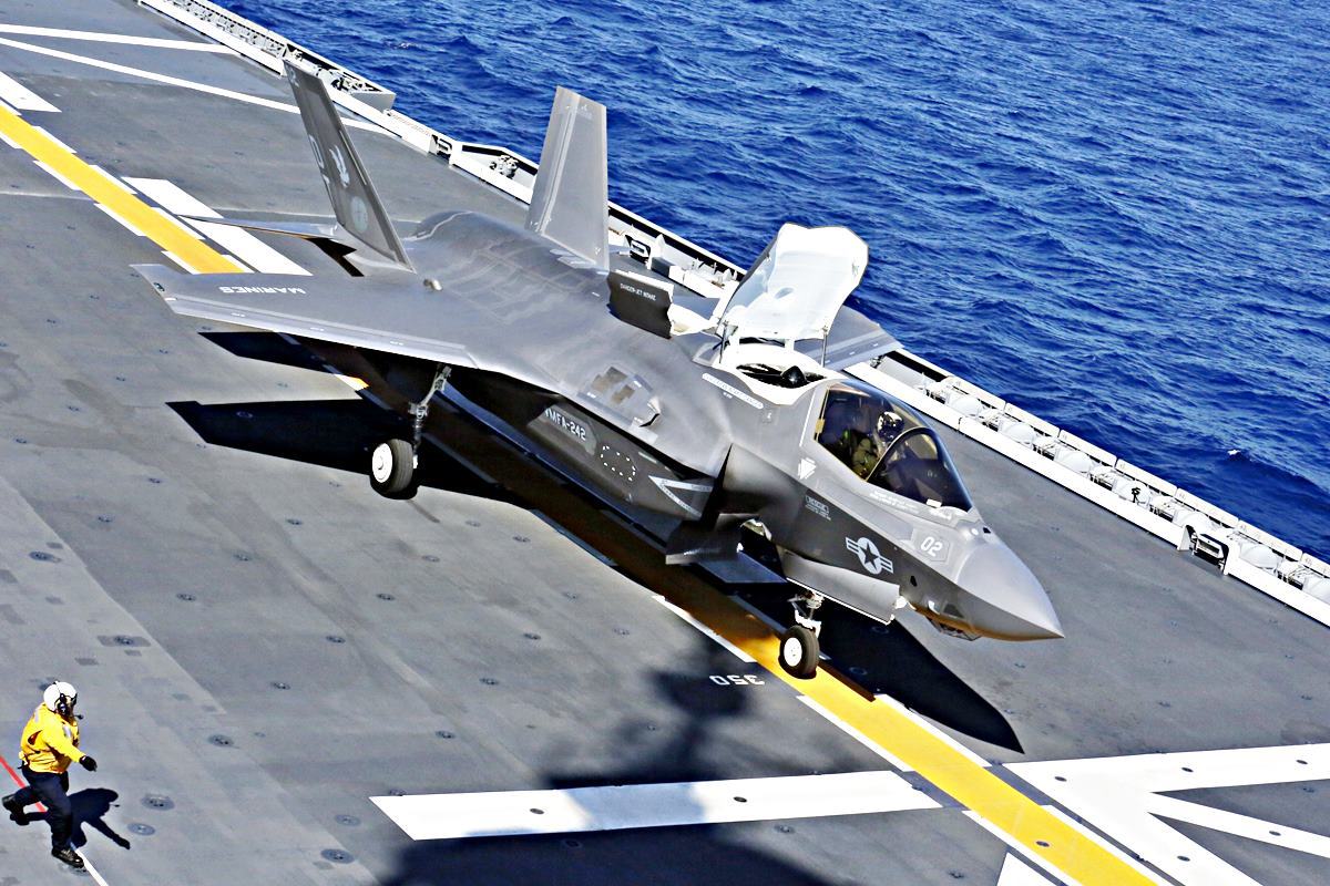 이즈모급에서 출격하는 F-35 USNI News.jpg