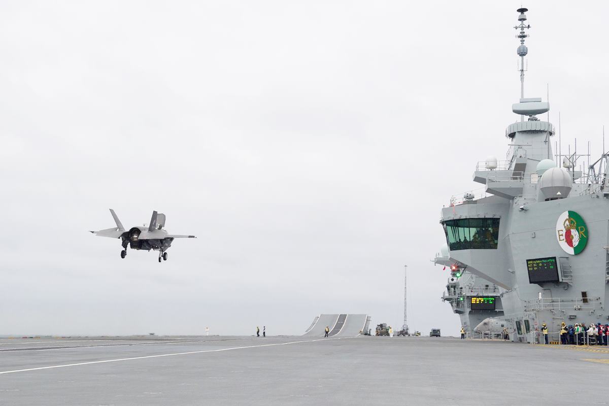 퀸 엘리자베스 함에서 이륙 중인 전투기 사진 출처 = 'NAVAIR'.jpg