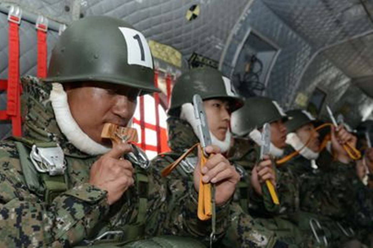 공수 훈련을 받는 군종 신부들.jpg