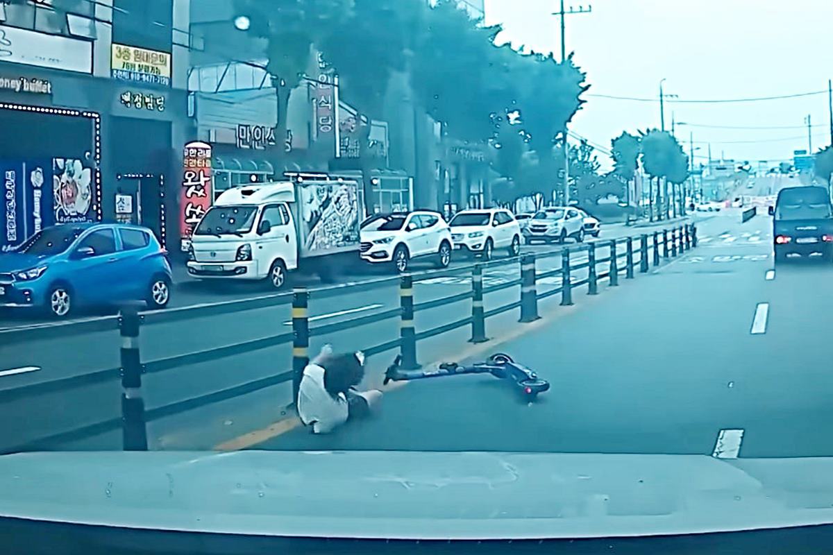 제보자의 경적에 넘어지는 킥보드 운전자 사진 출처 = 유튜브 채널 '한문철TV'.jpg