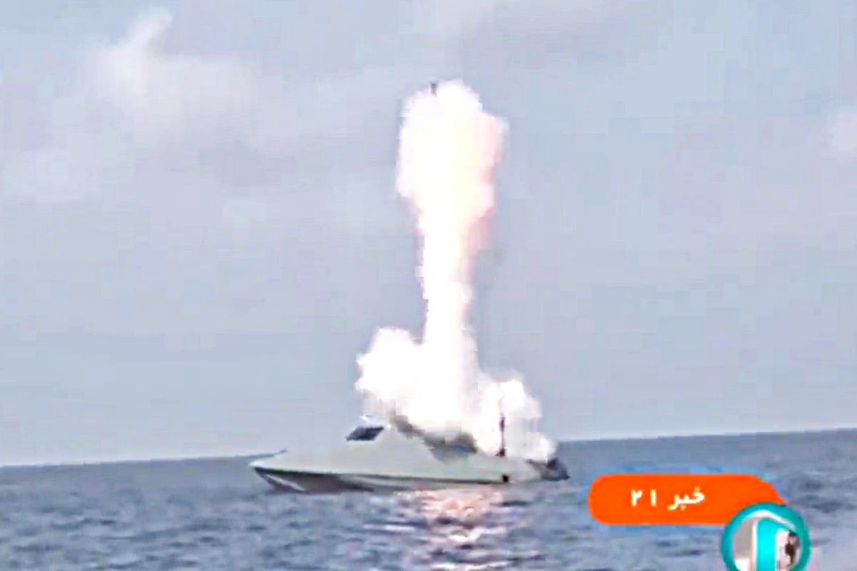 미사일을 발사하는 나와브 보트 India Posts English.jpg