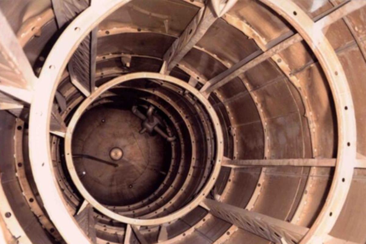 은하3호 산화제통 추정 잔해 내부 한국 국방부.jpg