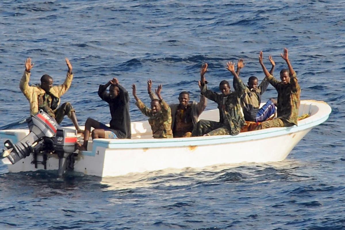 소말리 해적 항복.jpg