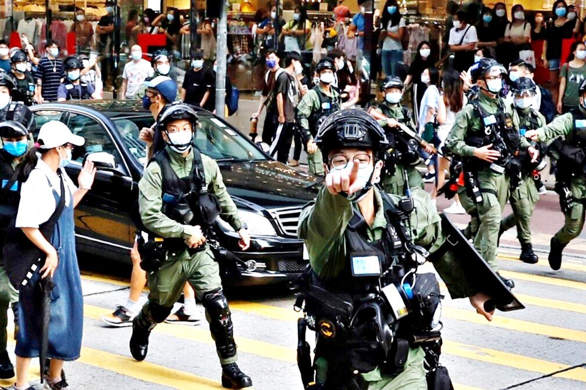 시위를 진압 중인 중국 경찰 VOA.jpg