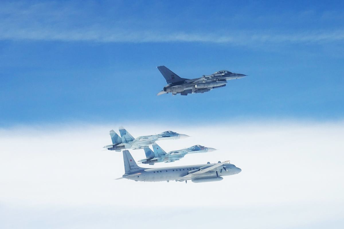 포르투갈 공군에 의해 요격된 러시아 전투기 사진 출처 = '포르투갈 공군'.jpg