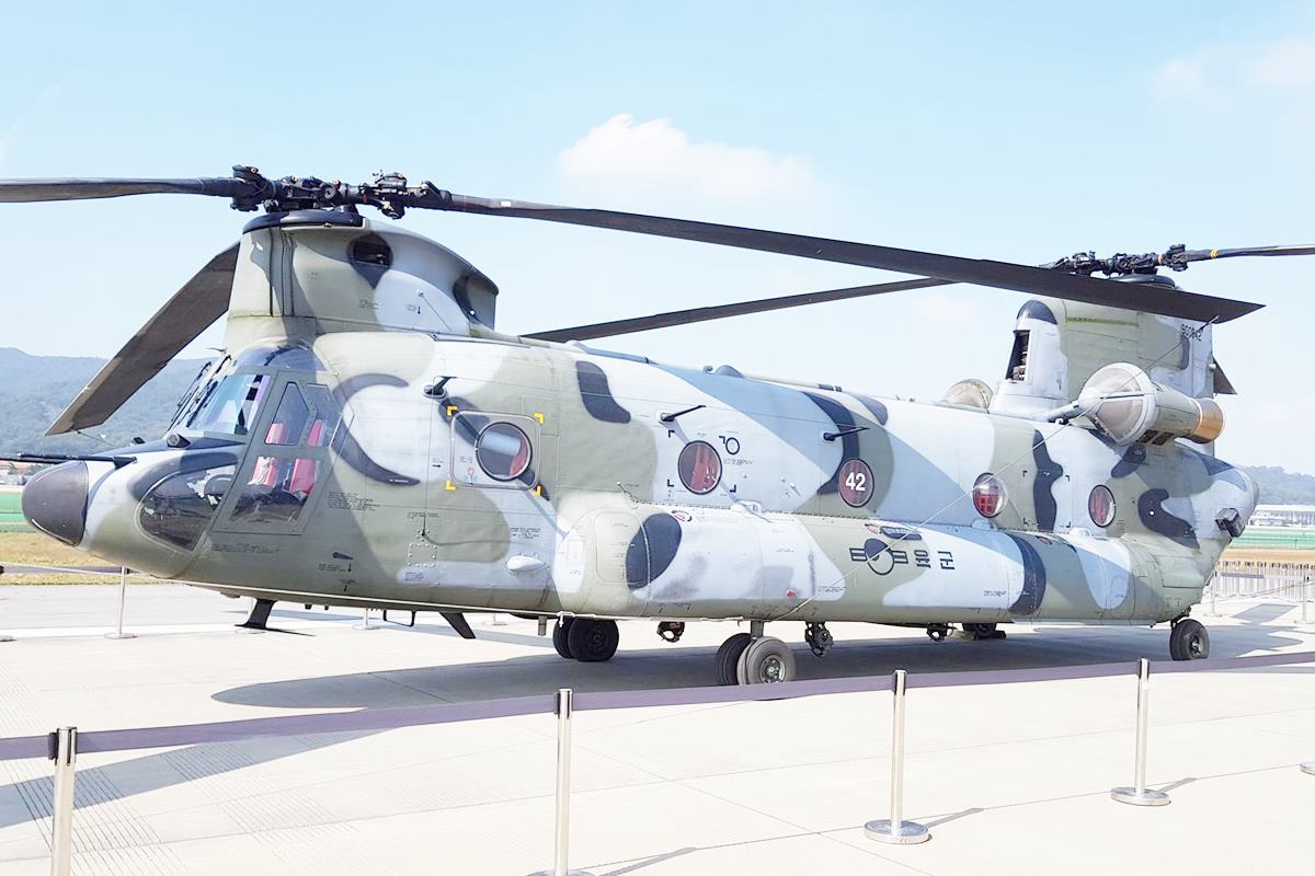 해군이 운용 중인 치누크 헬기.jpg