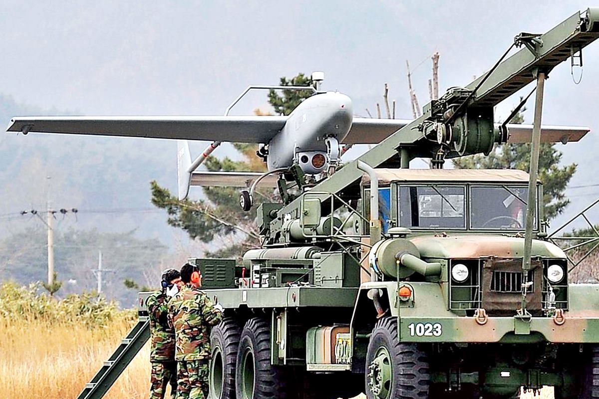 발사를 준비 중인 RQ-101 송골매 드론 리브레 위키.jpg