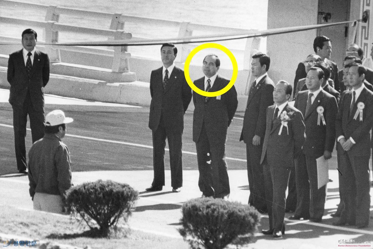 박정희 대통령 옆의 경호실장 차지철.jpg