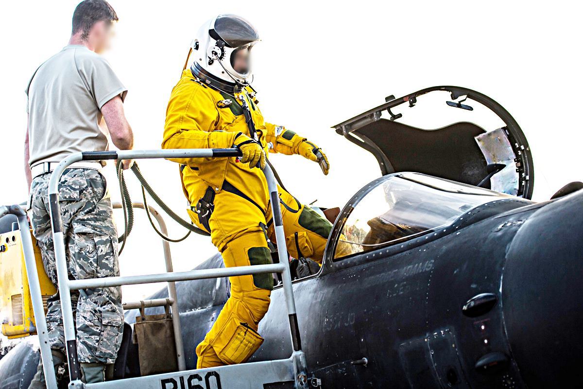 우주복에 가까운 U-2 조종복.jpg