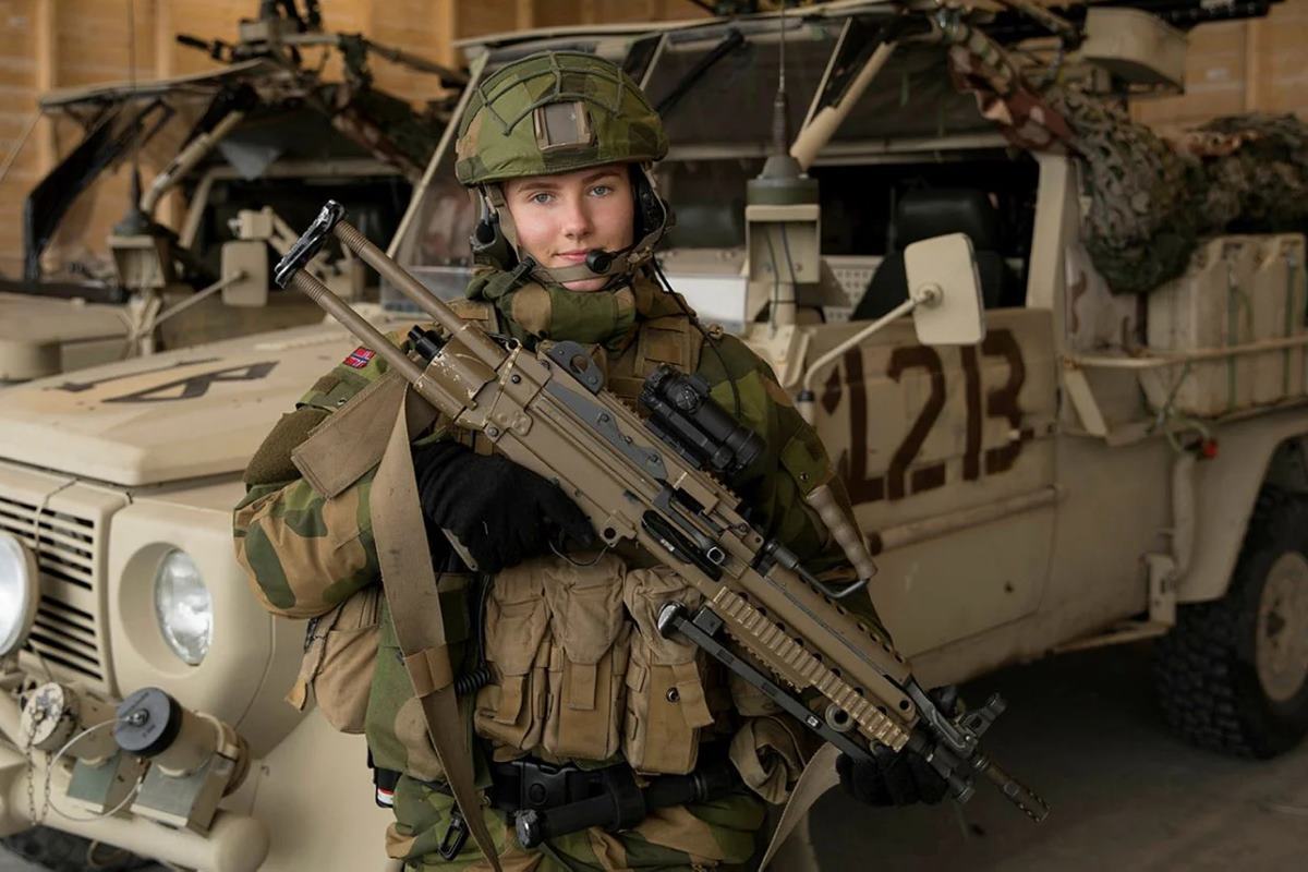 fn미니미를 들고 있는 노르웨이군.jpg