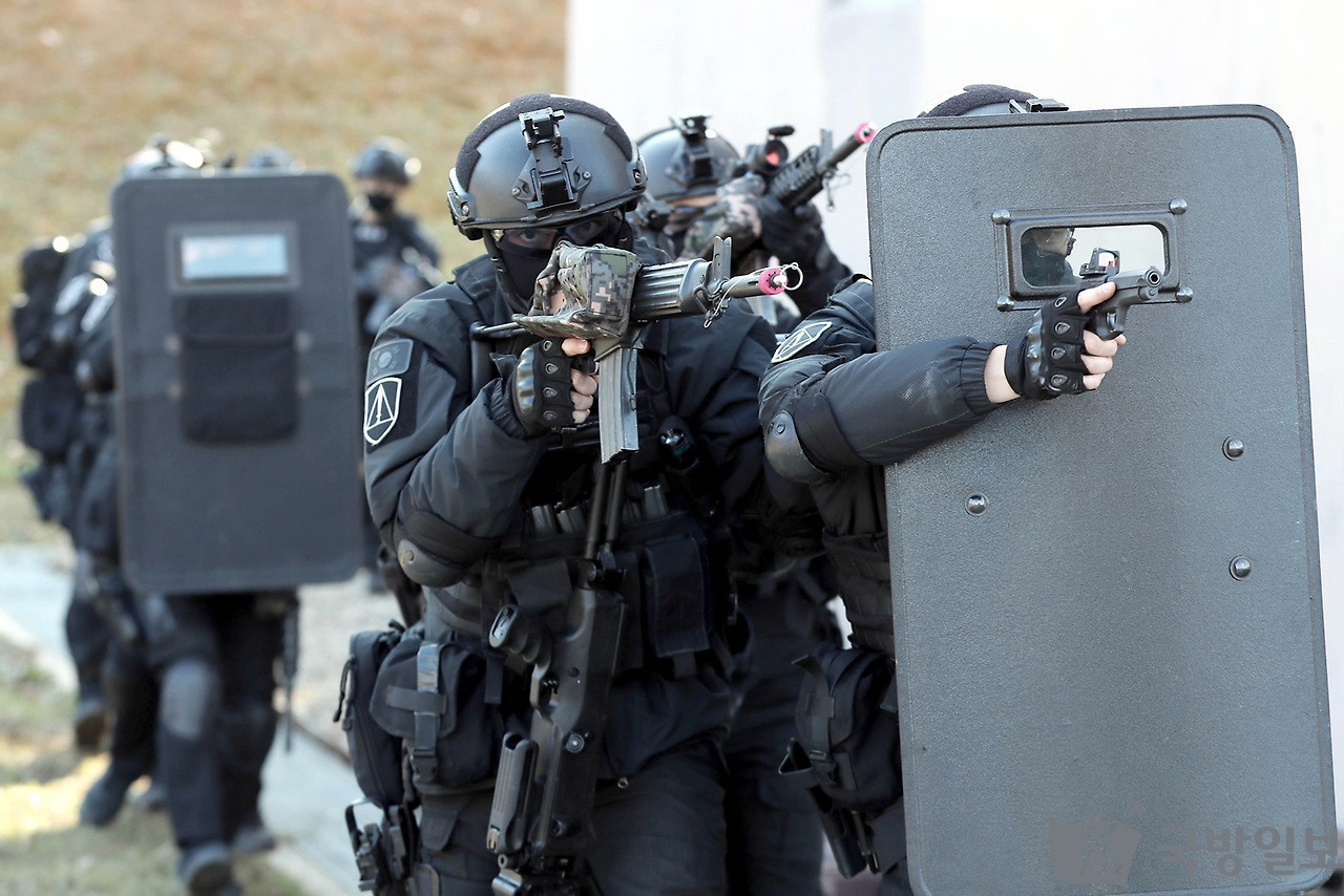 대태러 훈련을 진행하는 독거미대대.jpg