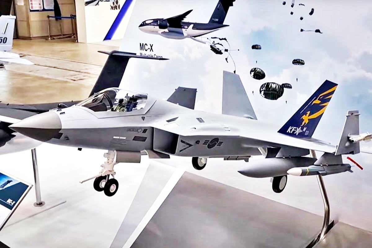 KF-21 네이비 목업 모델 방위산업전략포럼.jpg