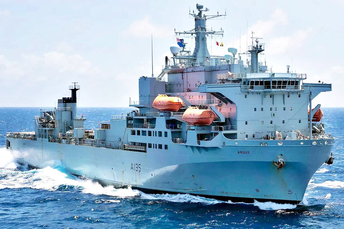 병원선 역할을 함께 하는 영국 왕립해군 아거스 호 Navy Lookout.jpg