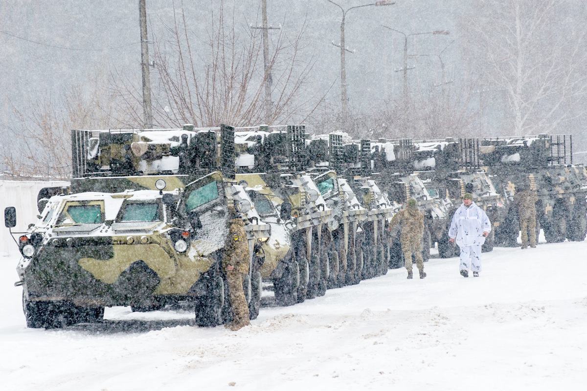 우크라이나에 투입되고 있는 러시아 장갑차들.jpg